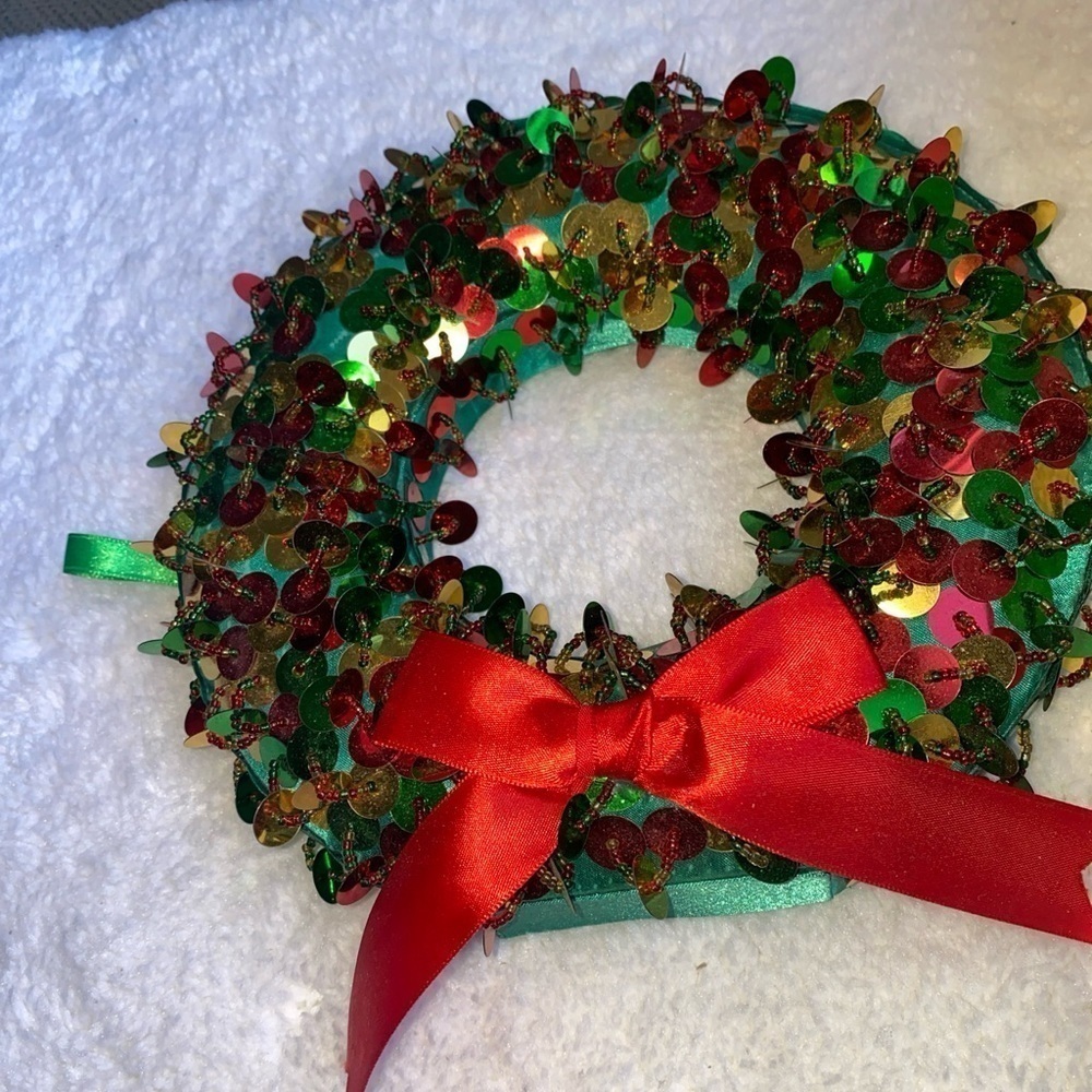 8” Bloomingdales Christmas Red Ribbon Wreath w & Green & Red &‎ Gold Sequences